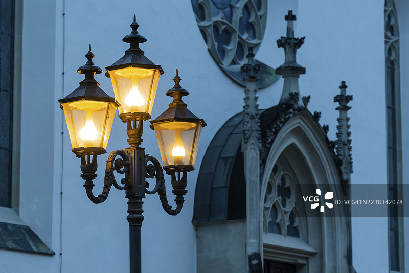奥地利福拉尔贝格州费尔德基希大教堂的蓝色时刻历史灯笼图片素材