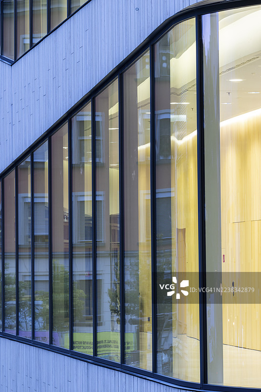 奥地利福拉尔贝格州费尔德基希市莱昂哈兹广场的蒙福尔特之家窗户正面图片素材