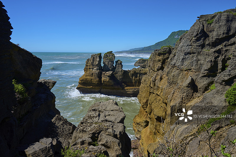新西兰南岛西海岸，格雷茅斯，帕纳基岩，晴朗蓝天下俯瞰大海的岩石悬崖图片素材