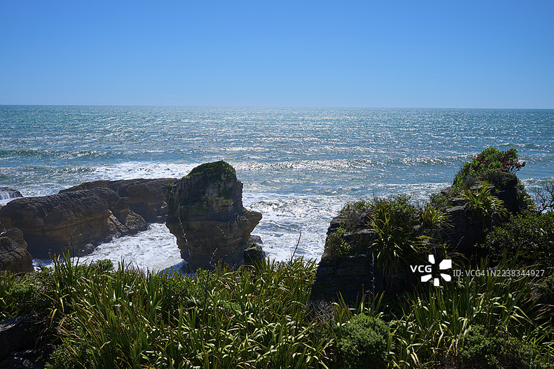 海岸线，有茂密的植被和海边的岩石，煎饼岩，韦斯特波特，格雷茅斯，西海岸，南岛，新西兰图片素材