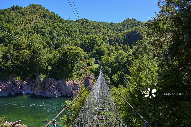 新西兰南岛马尔堡峡湾布勒峡谷秋千桥，从悬索桥望向河流与茂密的森林，夏日氛围，布勒河，默奇森，塔斯曼图片素材