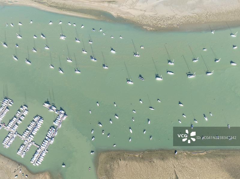 圣佩德罗渔村码头的运动和渔船。位于加的斯湾自然保护区的沼泽地。鸟瞰图。无人机拍摄。西班牙安达卢西亚加的斯省图片素材