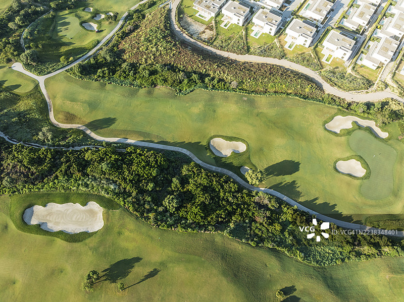 西班牙安达卢西亚加的斯省,拉哈西恩达链接高尔夫度假村和拉哈西恩达费尔蒙特酒店的部分鸟瞰图。航拍。无人机镜头。图片素材