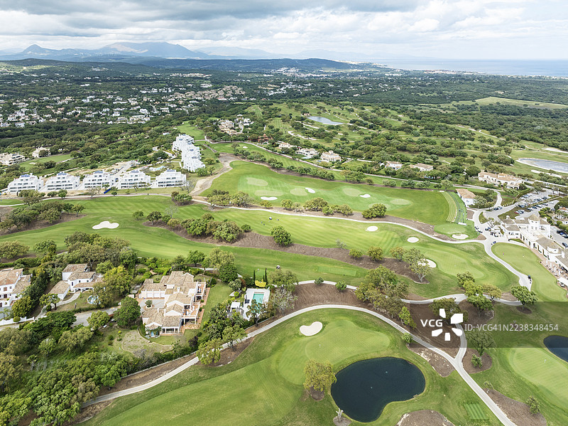 圣罗克俱乐部高尔夫度假村。鸟瞰图。无人机拍摄。加的斯省，安达卢西亚，西班牙图片素材