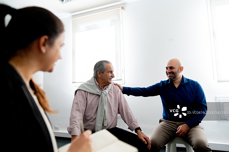 同事们在办公室举行的团体治疗会议上交谈图片素材