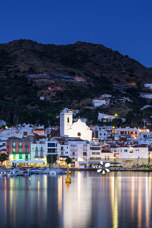 旅行目的地：布拉瓦海岸的波尔特德拉塞尔瓦老城区，在蓝色时刻（加泰罗尼亚/西班牙）图片素材