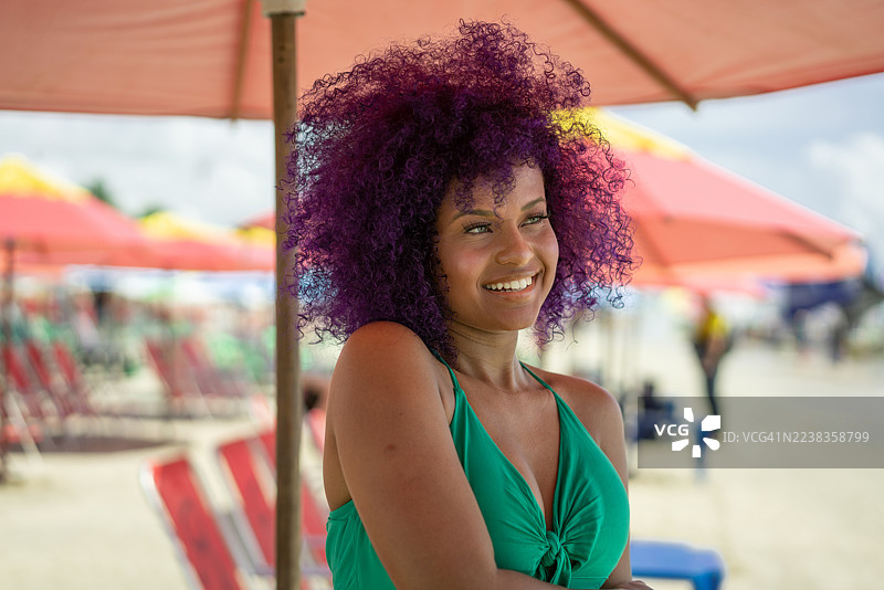 海滩上顶着紫色头发的非洲裔女性图片素材