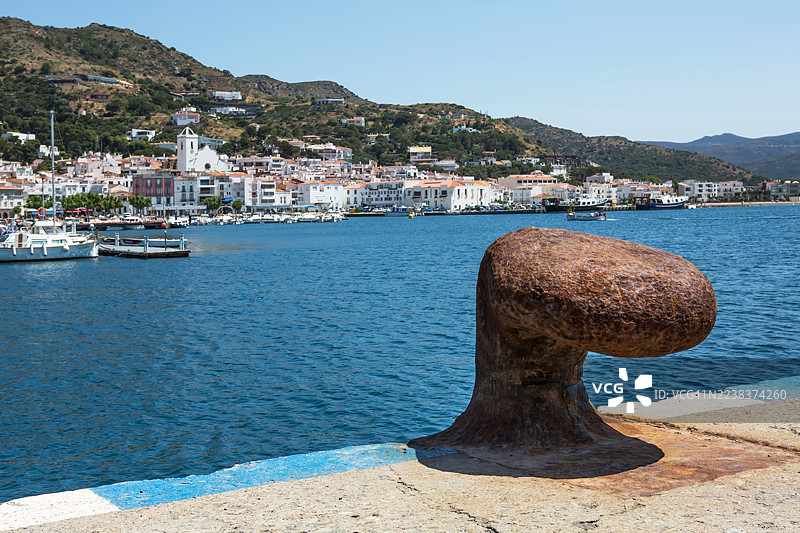 西班牙加泰罗尼亚港口小镇的生锈系船柱图片素材