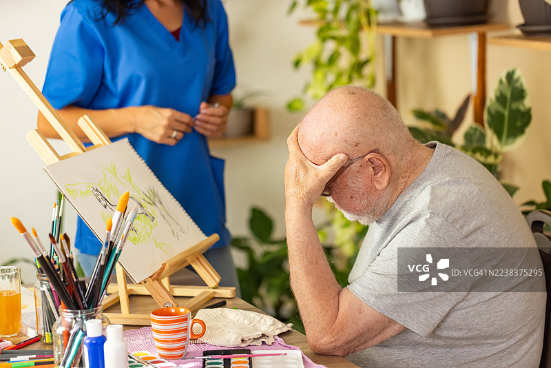 创意老年人和看护者图片素材