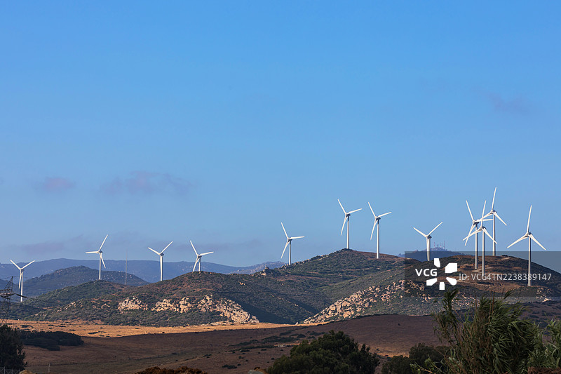 西班牙安达卢西亚塔里法周围的山区有许多风力涡轮机图片素材