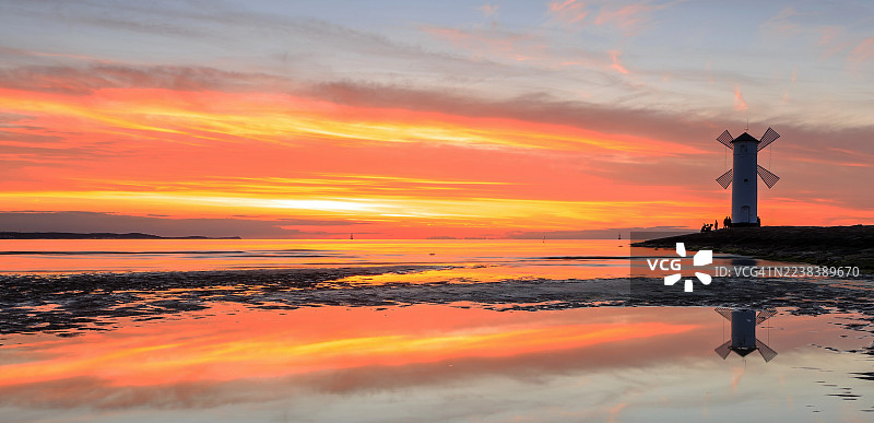 波兰波罗的海海滩上的灯塔，日落时分图片素材