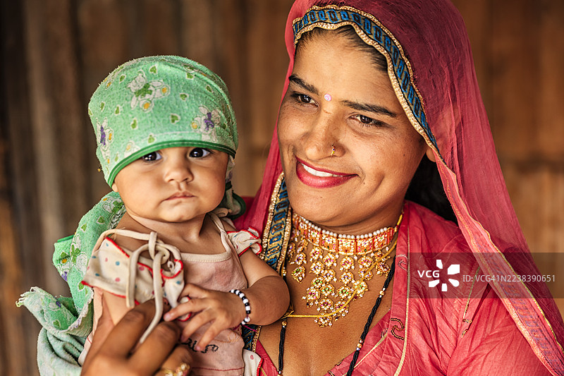 比什诺伊村，一位印度女子与她的新生女儿图片素材