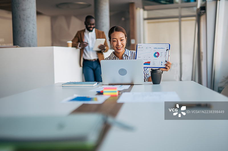 女商人在线视频会议中展示图表图片素材