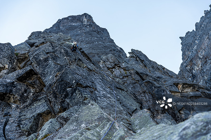 攀登者在斯莱斯山极具技术性的岩壁上攀爬图片素材