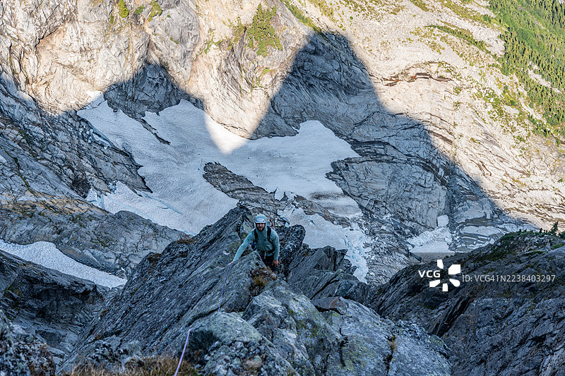 攀登斯莱斯山北脊的登山者图片素材