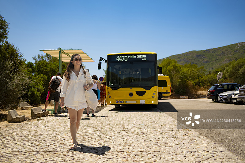 葡萄牙Praia do Creiro巴士站的游客图片素材