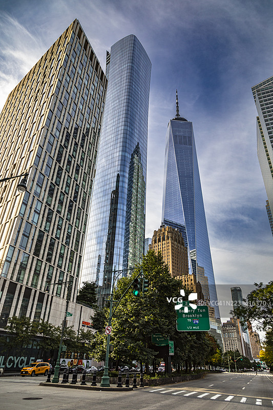 曼哈顿下城上方崛起的一号世贸中心图片素材