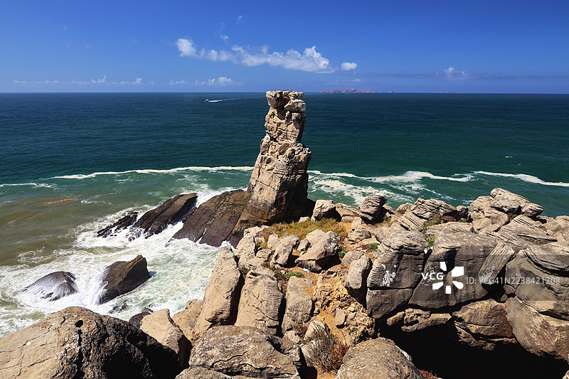位于葡萄牙佩尼切卡波卡武埃罗的戏剧性海岸风光，有高耸的海蚀柱和拍打的波浪，天空晴朗湛蓝，
  "d": "位于葡萄牙佩尼切卡波卡武埃罗的戏剧性海岸风光，有高耸的海蚀柱和拍打的波浪，天空晴朗湛蓝，图片素材