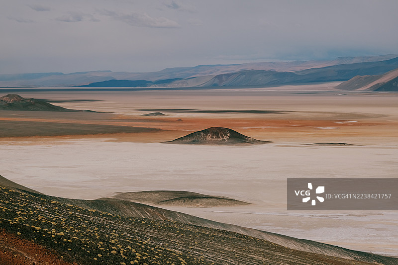 阿根廷安托法拉，安托法拉加德拉锡耶拉的广阔而壮丽的沙漠风光，背景是多云的天空和山脉。图片素材