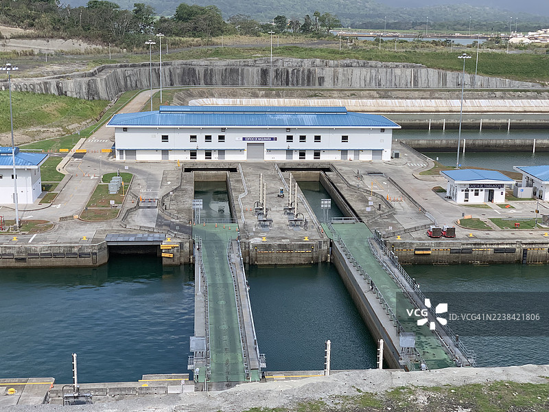 巴拿马运河船闸和基础设施高角度视图，克里斯托瓦尔，巴拿马图片素材