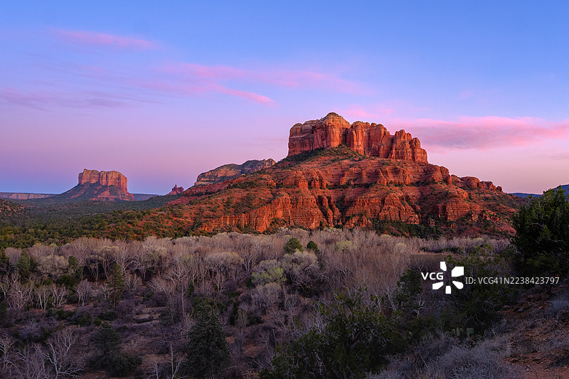 美国亚利桑那州塞多纳的红色岩石地貌，在日落时分的绚丽天空下显得雄伟壮丽，标志性地标为大教堂岩（Cathedral Rock）。图片素材