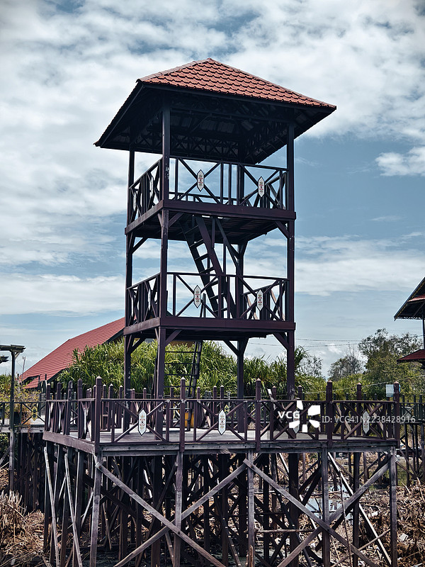 木制观景塔，红屋顶，阴天图片素材