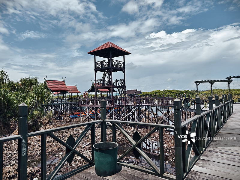 木栈道和观景台在水上，天空多云图片素材