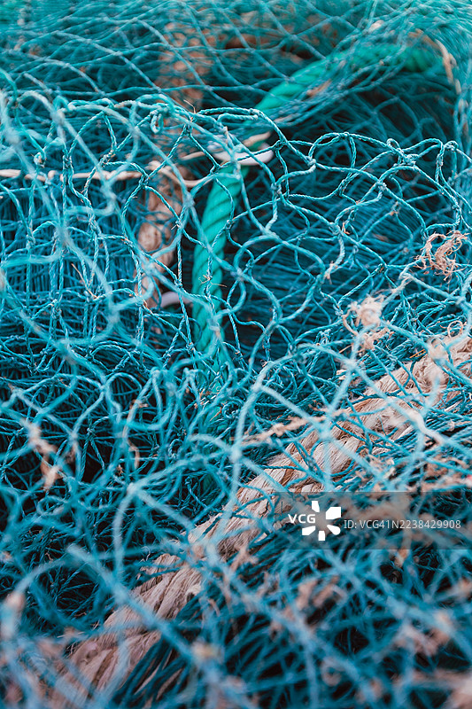 特写全画幅抽象的蓝色和绿色渔网纹理，意大利加利波利（Gallipoli）图片素材