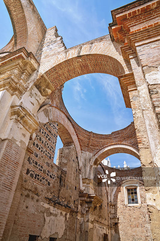 蓝天下的安提瓜危地马拉大教堂遗址拱门图片素材