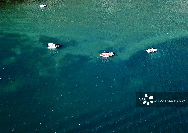 清澈碧绿大海上的船只的鸟瞰图图片素材