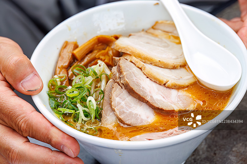 招牌烤猪肉面,配料丰富。日本静冈县伊豆半岛南伊豆町中木港、石廊崎(Hirizo beach)。- 2025年7月27日。图片素材