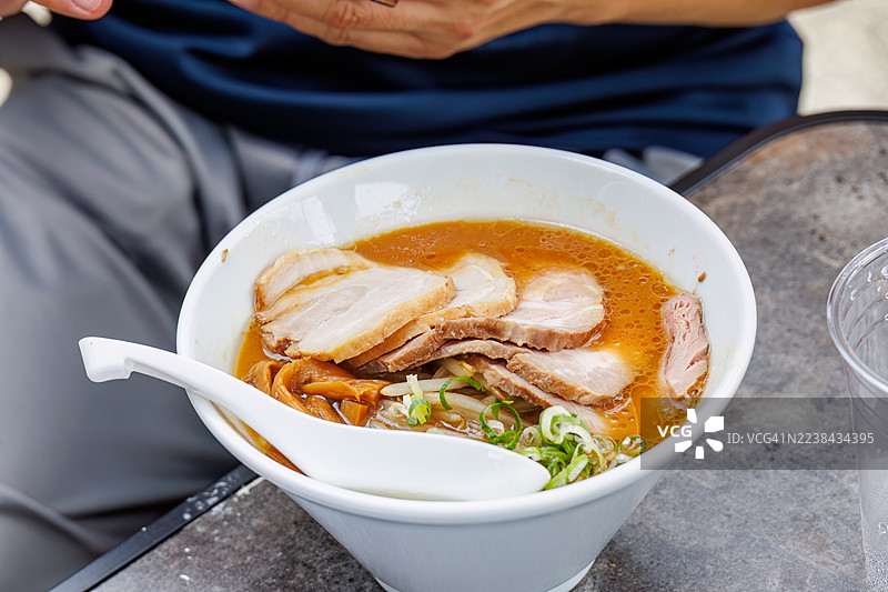 特色烧肉拉面，配料丰富。日本静冈县伊豆半岛南伊豆町中木港， Hirizo 海滩。- 2025 年 7 月 27 日。图片素材