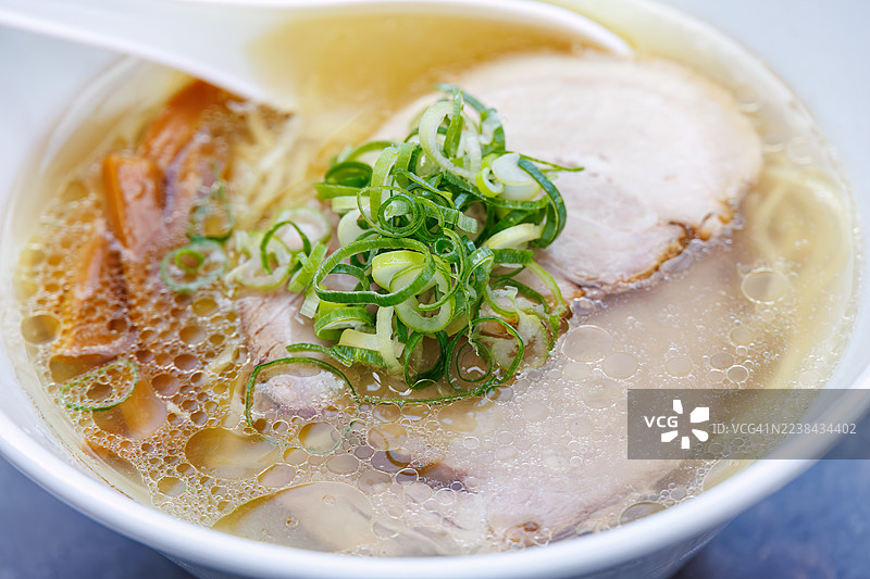 红鲷鱼高汤制作的日式盐味拉面。日本静冈县伊豆半岛南伊豆町中木港平矶海滩 - 2025年7月27日。图片素材