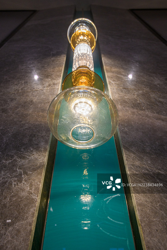 玻璃设计的壁灯特写图片素材