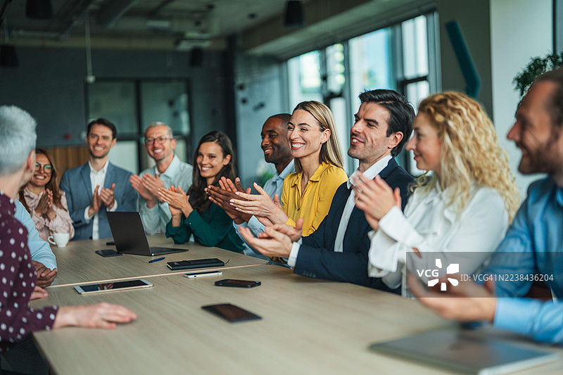 多元化团队在商务演示中鼓掌图片素材