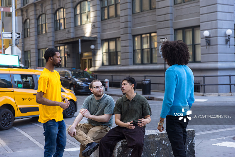 四个好朋友在纽约布鲁克林的人行道上交谈图片素材