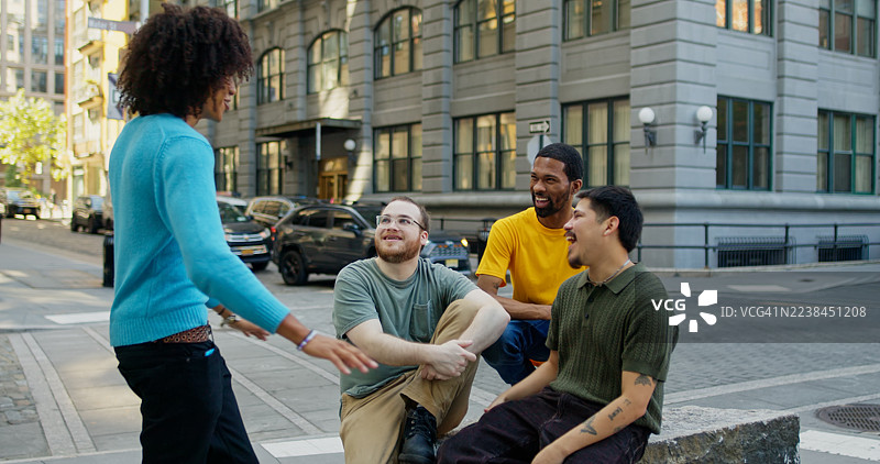 四个最好的朋友在布鲁克林的人行道上闲逛图片素材