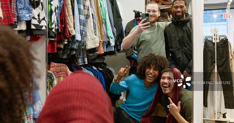 纽约DUMBO一家服装店里，四个不同肤色的朋友在镜子前合影图片素材