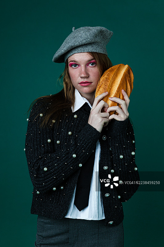 戴贝雷帽的时尚女子与法棍面包图片素材