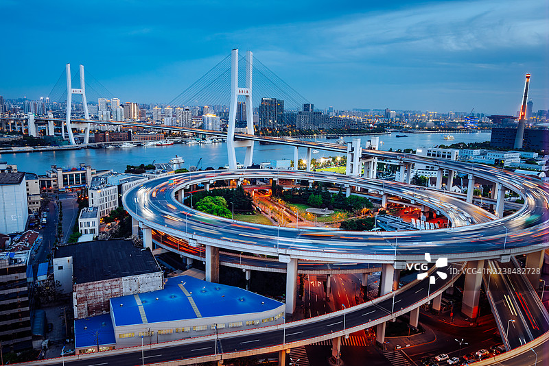 上海双层环形公路夜景，城市天际线，河流和发光桥梁图片素材