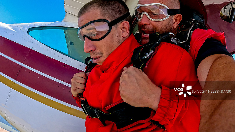 手腕相机拍摄的自由落体高空跳伞自拍，带有安全装备图片素材