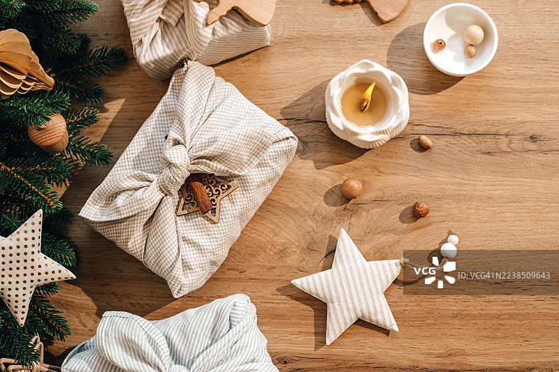 圣诞和风包袱皮包装。零浪费概念。图片素材