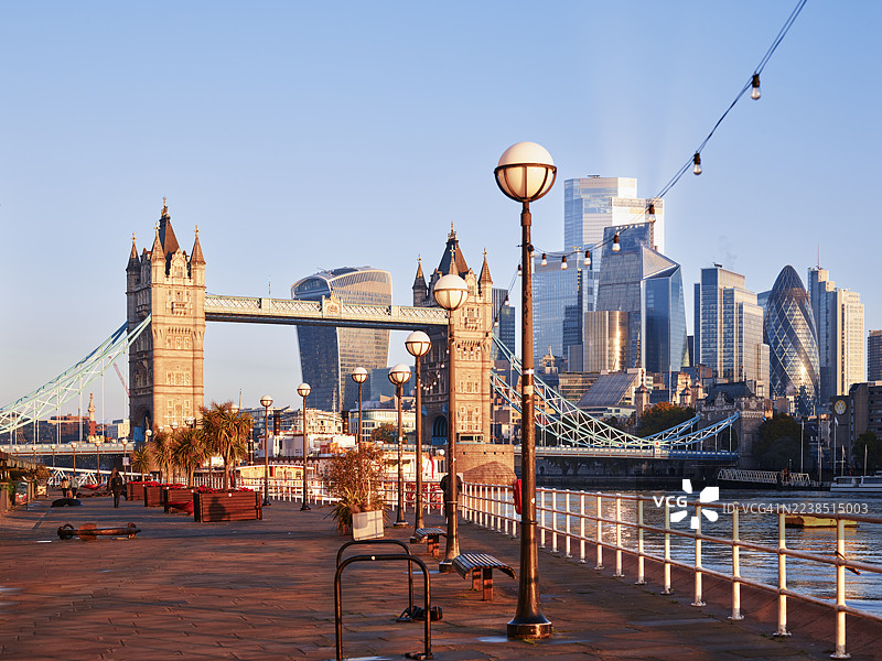 日出时伦敦城市天际线横跨泰晤士河图片素材