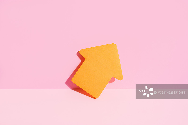 橙色箭头向上，象征增长和方向图片素材