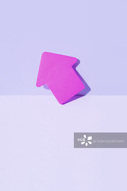 粉色向上箭头，象征增长和进步图片素材