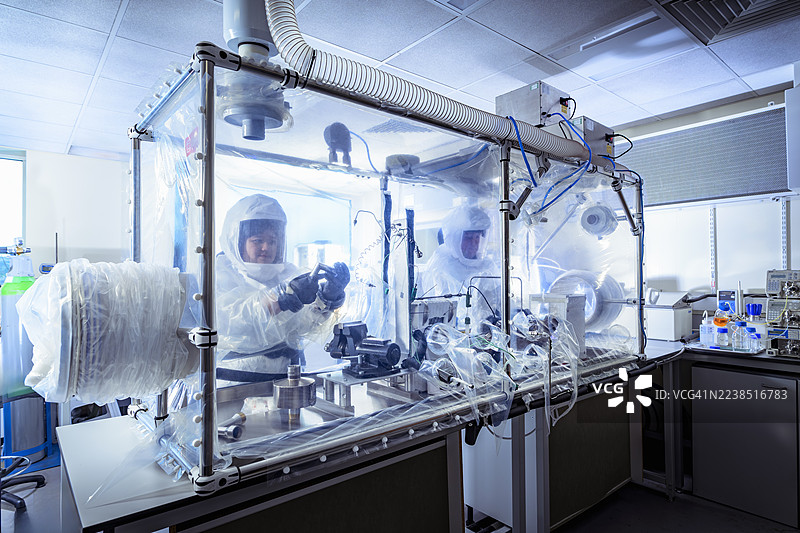 科学家在实验水晶实验室的手套箱中独立工作图片素材