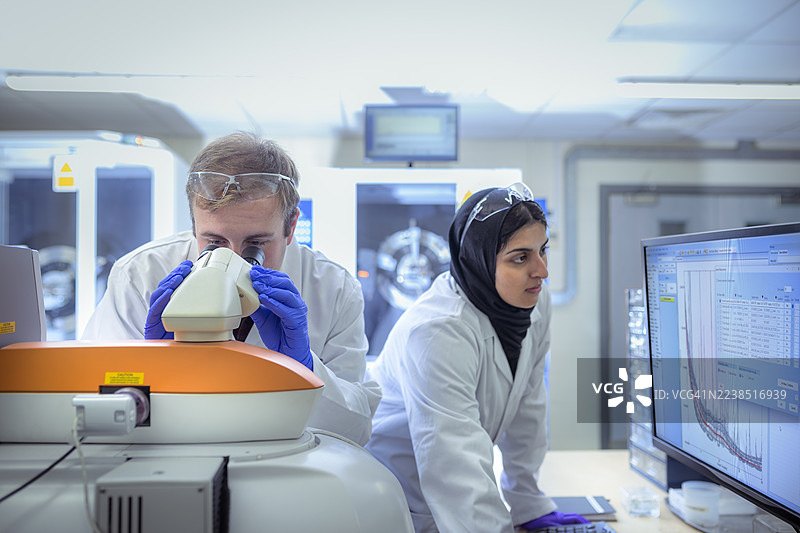 科学家在实验水晶实验室中使用拉曼光谱仪图片素材