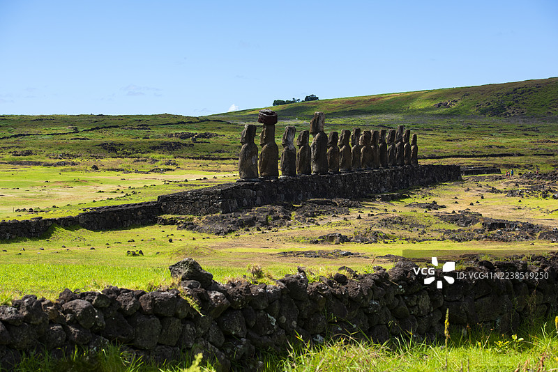智利复活节岛，阿胡通加里奇的摩艾石像群图片素材