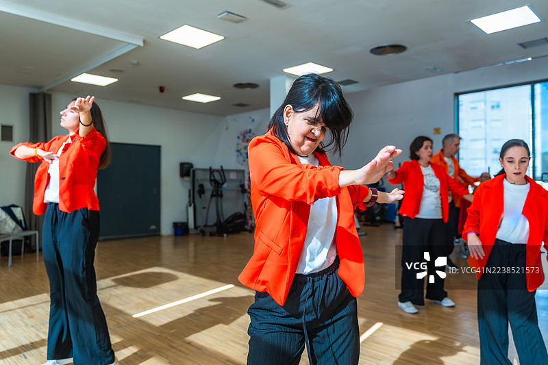 一群智力障碍人士在工作室跳舞图片素材