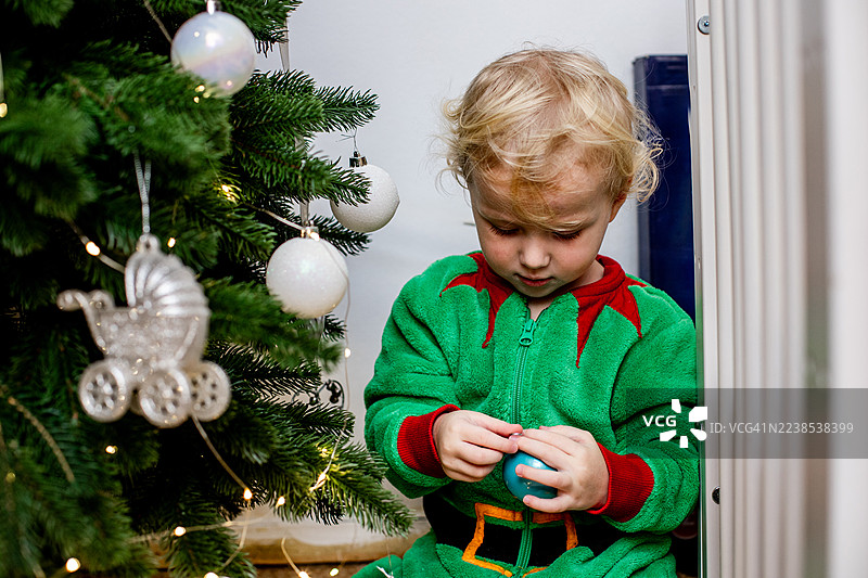 穿着节日服装的小男孩享受圣诞季图片素材